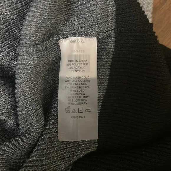 Vince Camuto Plus Size Sweater, Sz. XXL. - Picture 6 of 6